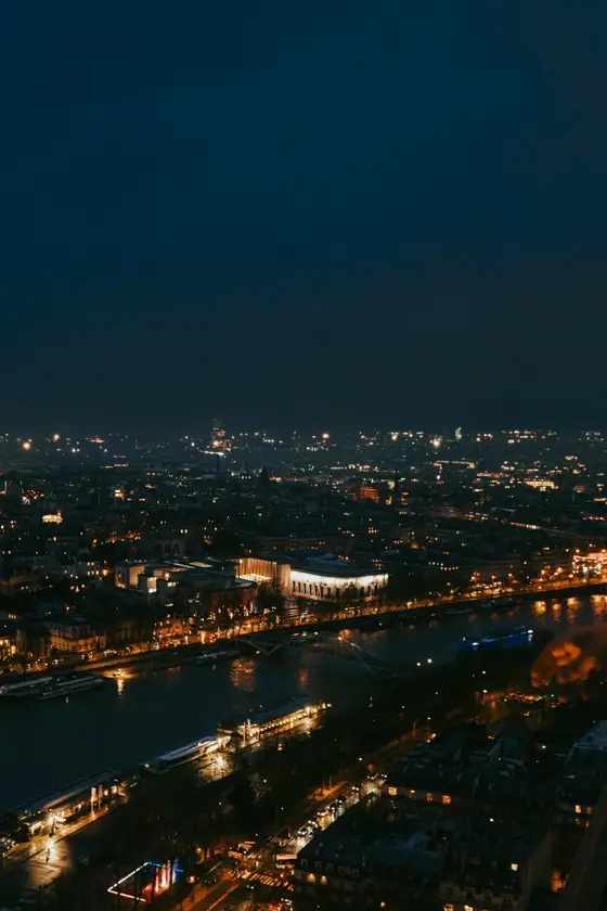 Vue d’une ville française le soir