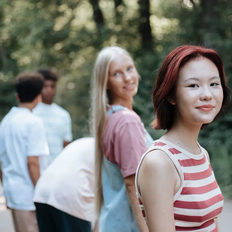Des adolescentes marchant ensemble