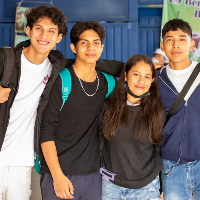 Des adolescents souriants réunis dehors
