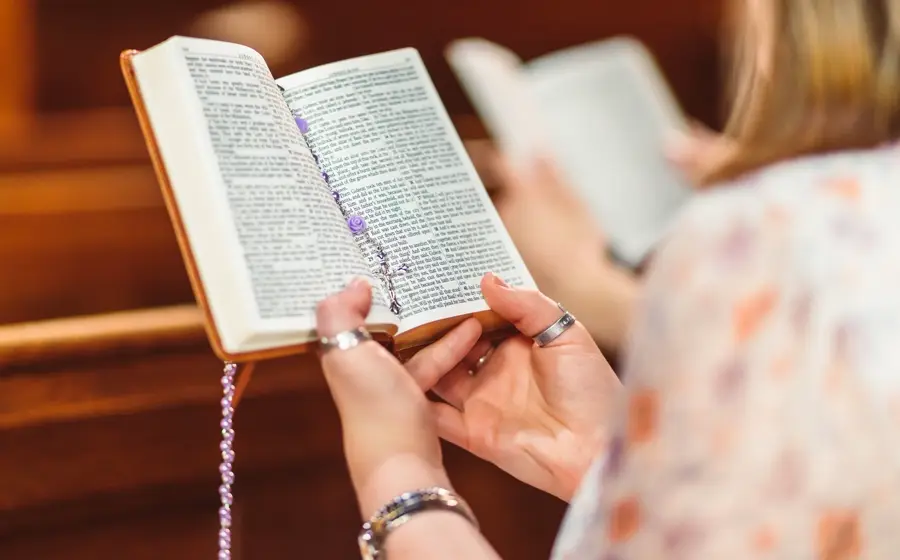 Une personne lisant la Bible